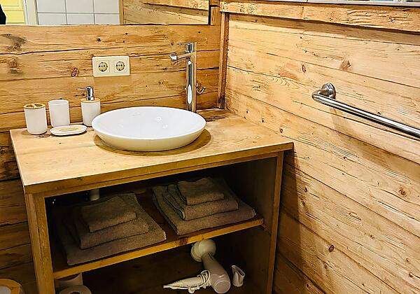 f17b0d58-c129-49ed-84ba-8b0eb9f66ff2