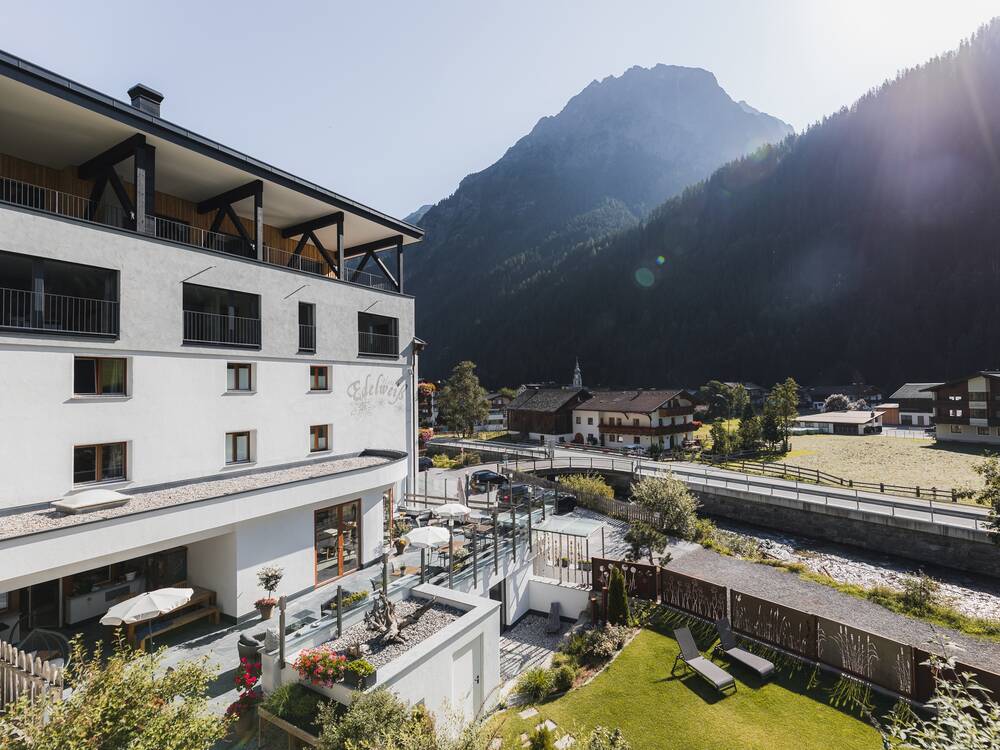 Facebook_hotel_edelweiss_aussenansicht_evabeer_22jpg.jpg