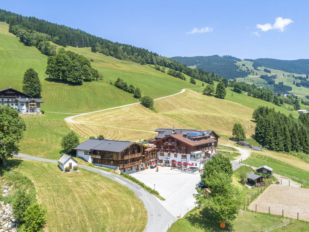 Der Seighof zwischen Feldern und Wiesen