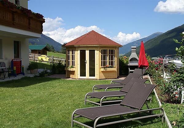 Garten mit Liegestühle