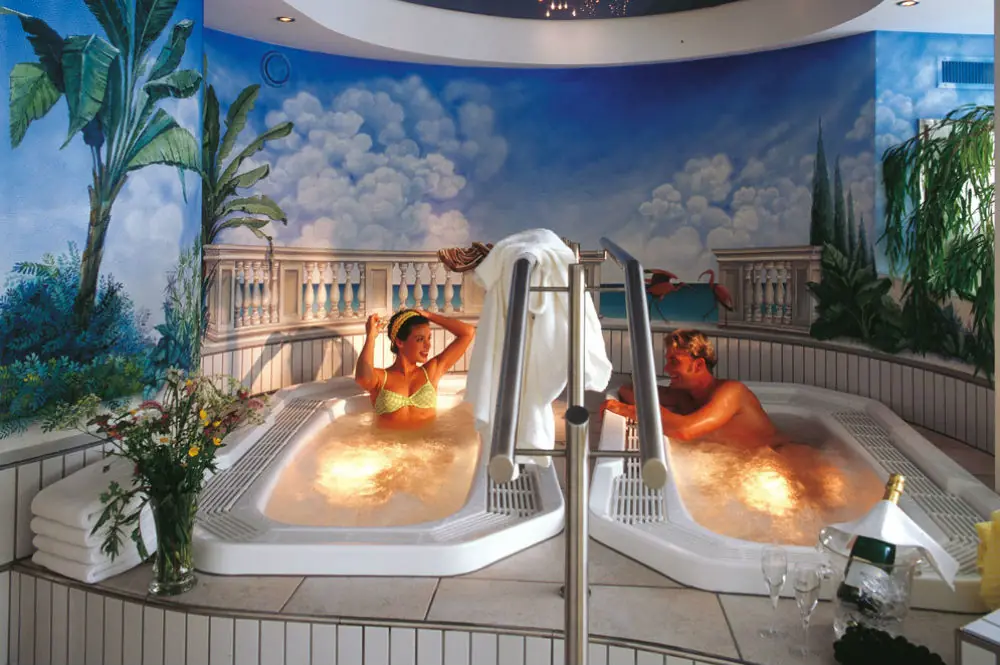 Gäste erholen sich in zwei revitalisierenden Frischwasser-Whirlwannen vom Wellnessbereich im Hotel K