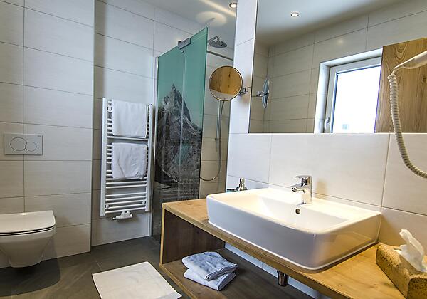 Badezimmer mit Regendusche