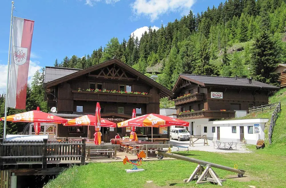 Außenansicht der Stalderhütte in Jerzens