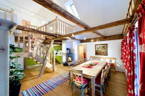 Das Esszimmer mit Küche von der Ferienwohnung 2 im Stoffngut in Tweng