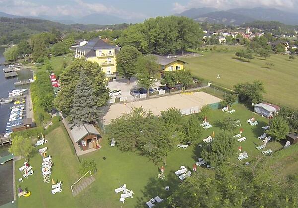 liegewiese_mit_volleyballplatz