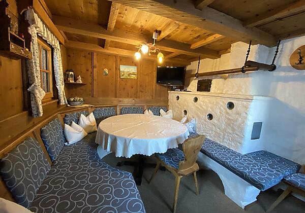 Stube mit Kachelofen