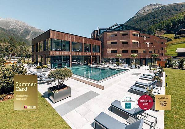 ein Resort mit einem Swimmingpool und einem Gebäud