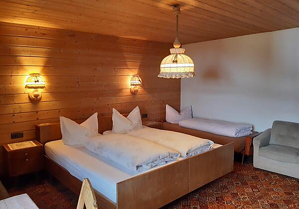 Doppelbett mit Zustellbett