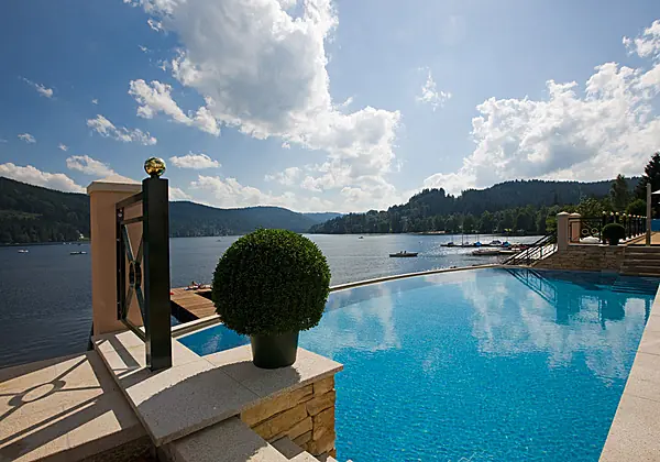 Außenpool von Treschers Schwarzwaldhotel