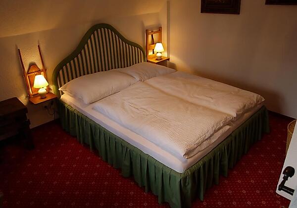 Lärchen-Troadkastn - großes Schlafzimmer