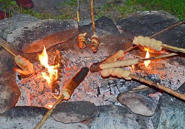 Lagerfeuer mit Stockbrot