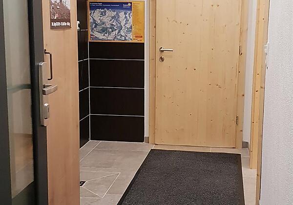 Vorraum mit Ski Aufhängern und Schuh-Trockner