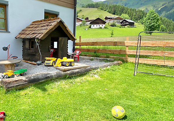 Spielplatz-Kinder-Unterdacheeben4