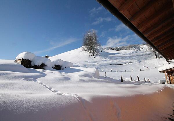 Verschneiter Hang hinter dem Haus