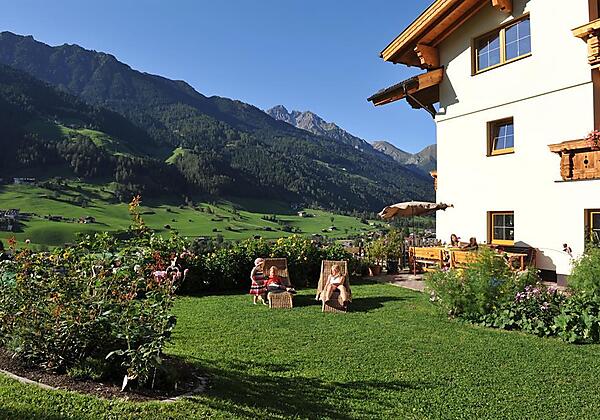 Liegwiese vor dem Haus