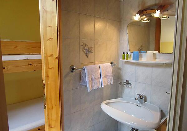 Durchgang durchs Bad ins Kinderzimmer