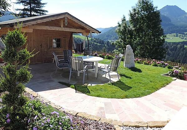 Gartenhütte mit Sitzgruppe