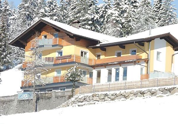 Gartenhütte mit Sitzgruppe