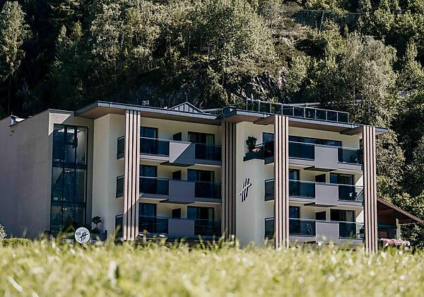 VIER Studios & Restaurant