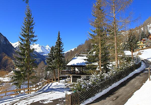 Einfahrt bei der Villa
