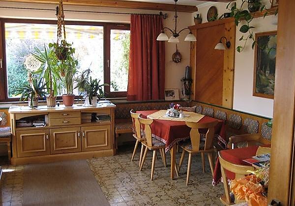 Frühstücksraum mit Gästekühlschrank