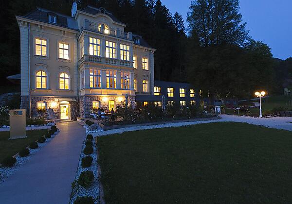 Villa Sonnwend bei Dämmerung