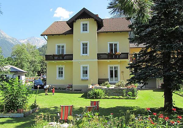 Villa Talheim im Sommer