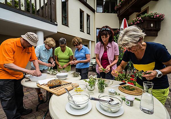 gemeinsames Verarbeiten der gesammtelten Kräuter