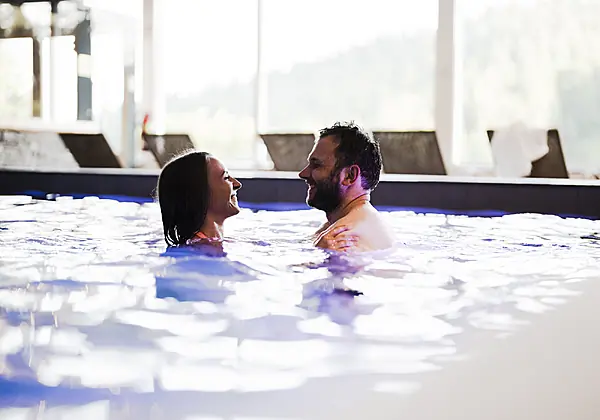 Paar beim Schwimmen im Panorama-Hallenbad