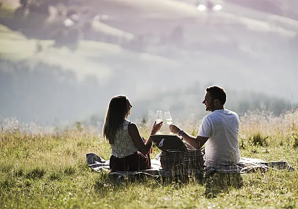 Paar genießt ein Picknick in der Bergwelt des Hochschwarzwalds
