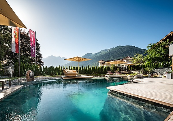 Außenbereich im Crystal - Sommerwellness mit Blick auf die Berge