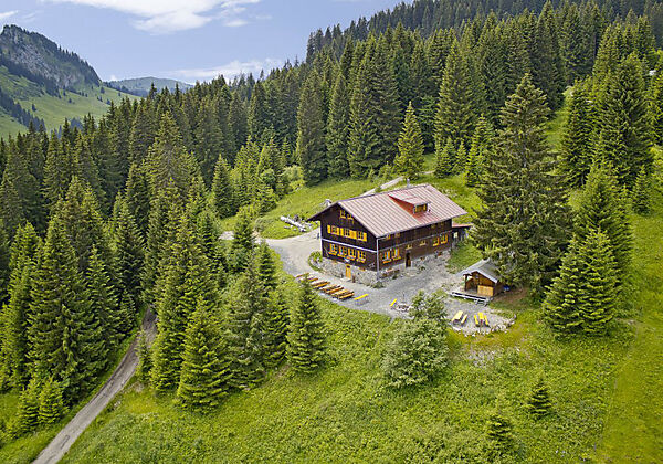 Blick auf die Wannenkopfhütte bei Oberstdorf im Sommer