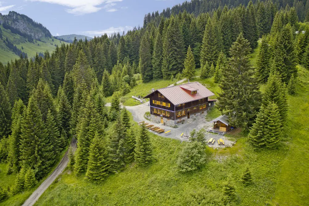 Blick auf die Wannenkopfhütte bei Oberstdorf im Sommer
