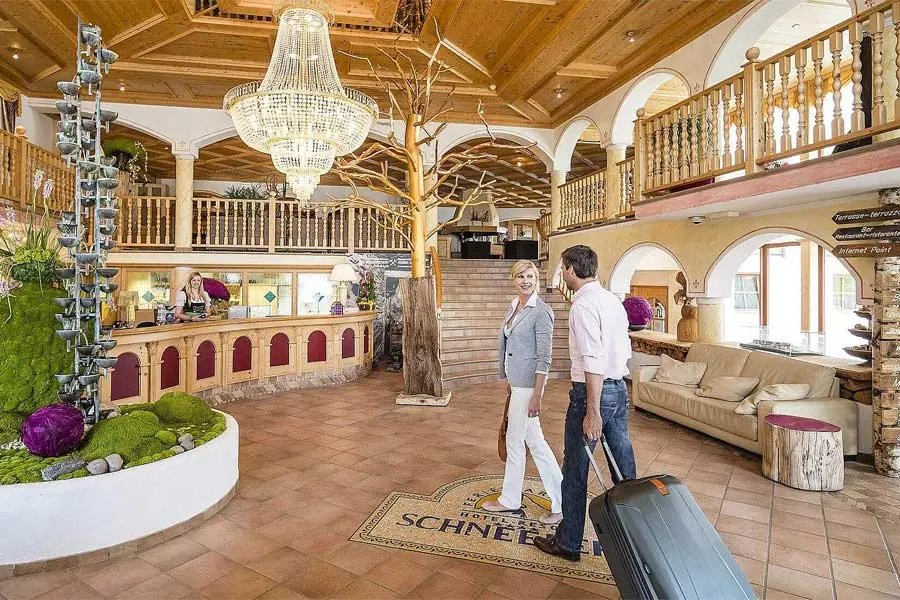 Großzügiger Lobbybereich im Hotel Schneeberg in Ridnaun
