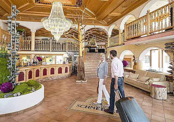 Großzügiger Lobbybereich im Hotel Schneeberg in Ridnaun