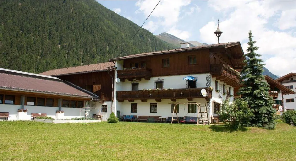 Wiesenhof im Sommer