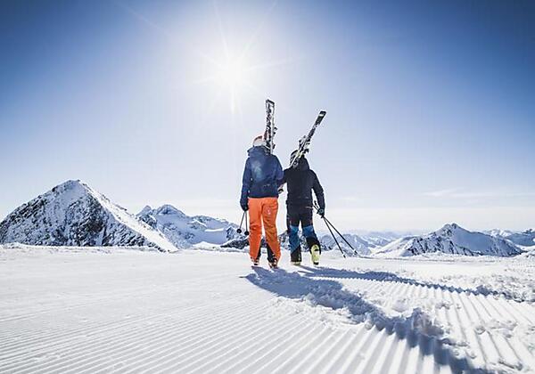 Koeniglich-Skifahren-Stubaier-Gletscher