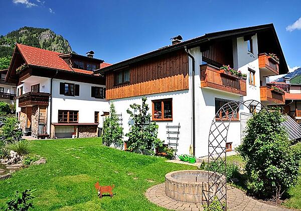Hausansicht Süd mit Garten Sommer