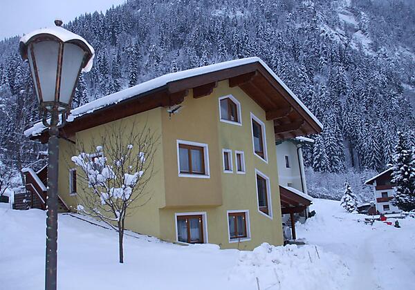 Hausansicht_winter_Zillerstuebchen