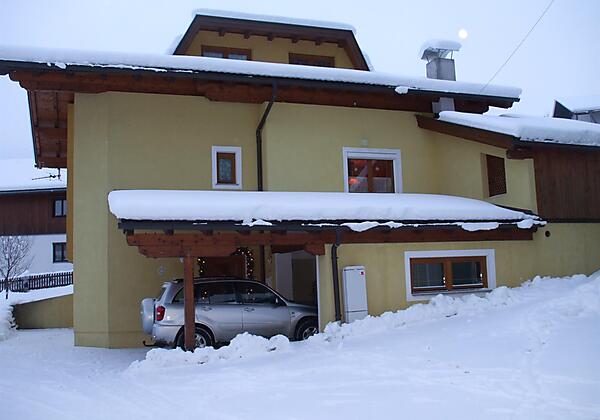 Hausansicht_winter_Zillerstuebchen_garage