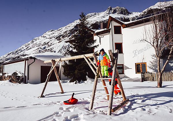 Zimalis_Winterparadies_Spielen_im_Schnee_Galtür_Pa