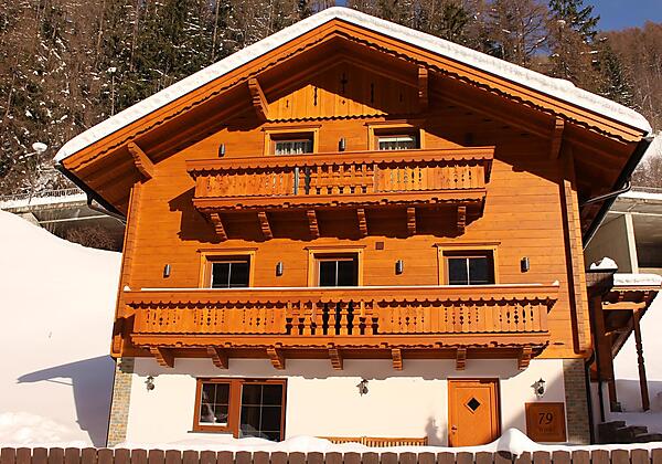 Zirbenchalet im Winter