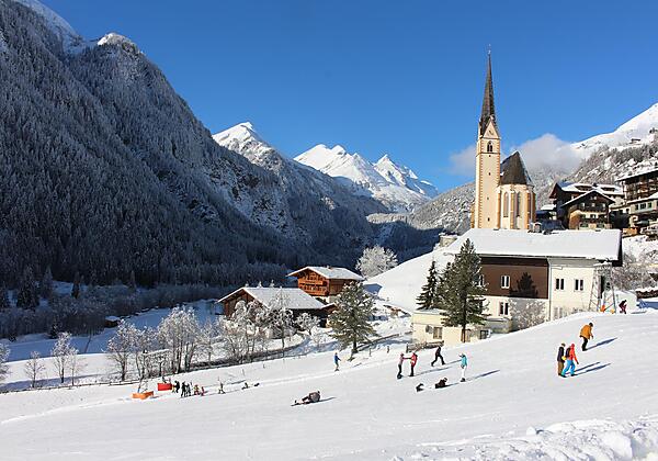 Ausblick auf die Kirche und den Großglockner