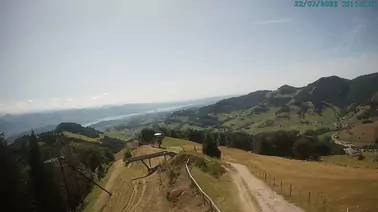 Blick über Hang und Bergstation