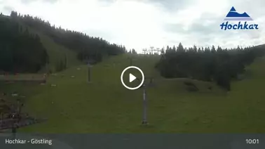 Blick auf die Sesselbahn und die Talstation (1.490 m)