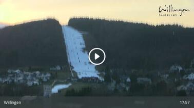 Blick von der Talstation auf Lifte und Pisten (596 m)