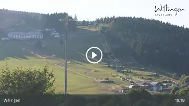 Blick von der Talstation auf Lifte und Pisten (596 m)