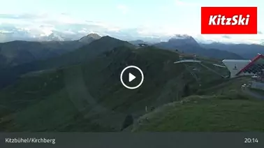 Blick auf die umliegenden Berge und de Bergstation (1.940 m)