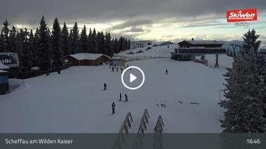 Blick auf die Bergstation der Osthangbahn und das Brandstadl-Restaurant bei Scheffau (1.650 m)
