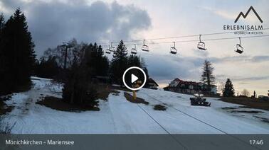 Blick auf die Lifttrasse und den Berg (1.200 m)